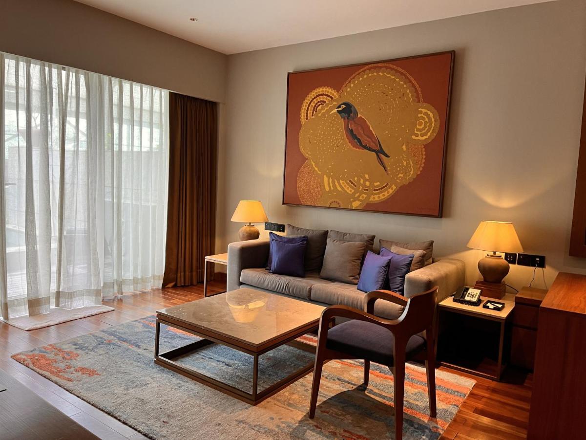 Taj City Centre New Town, Calcutta Buitenkant foto Living room of a suite at the hotel