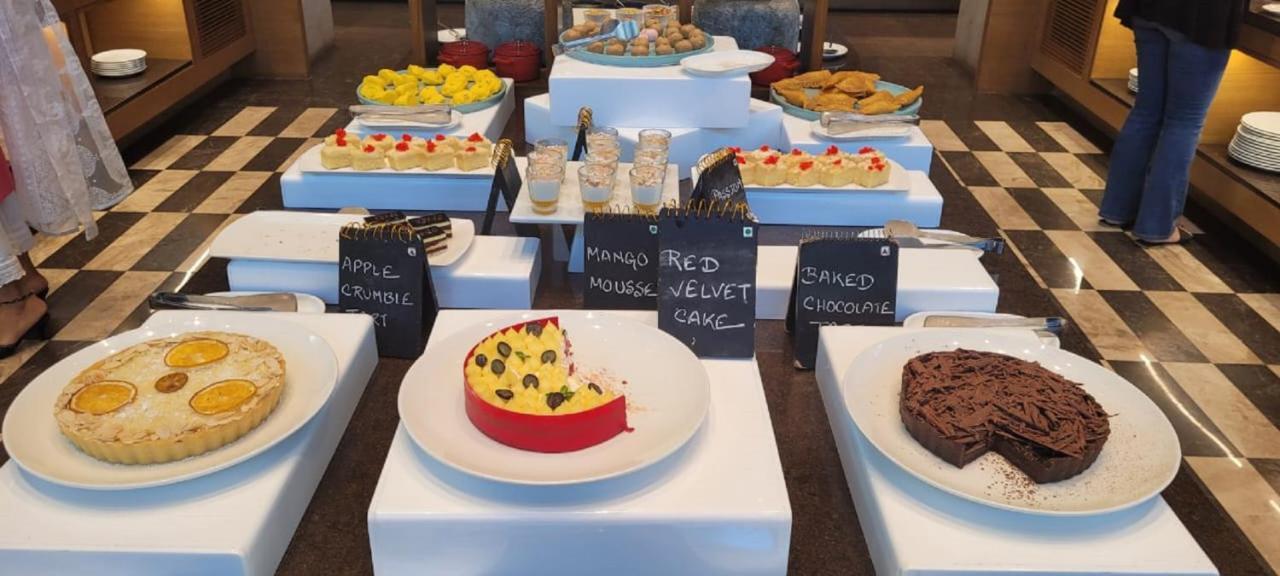 Taj City Centre New Town, Calcutta Buitenkant foto A selection of cakes at a coffee shop