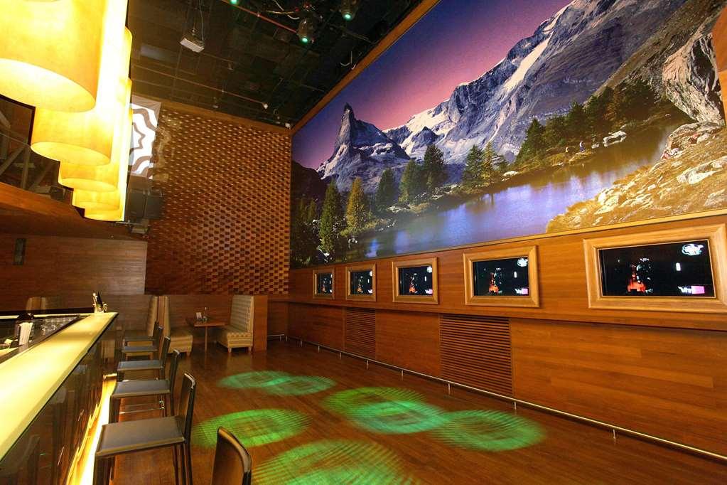 Taj City Centre New Town, Calcutta Restaurant foto The interior of a typical restaurant