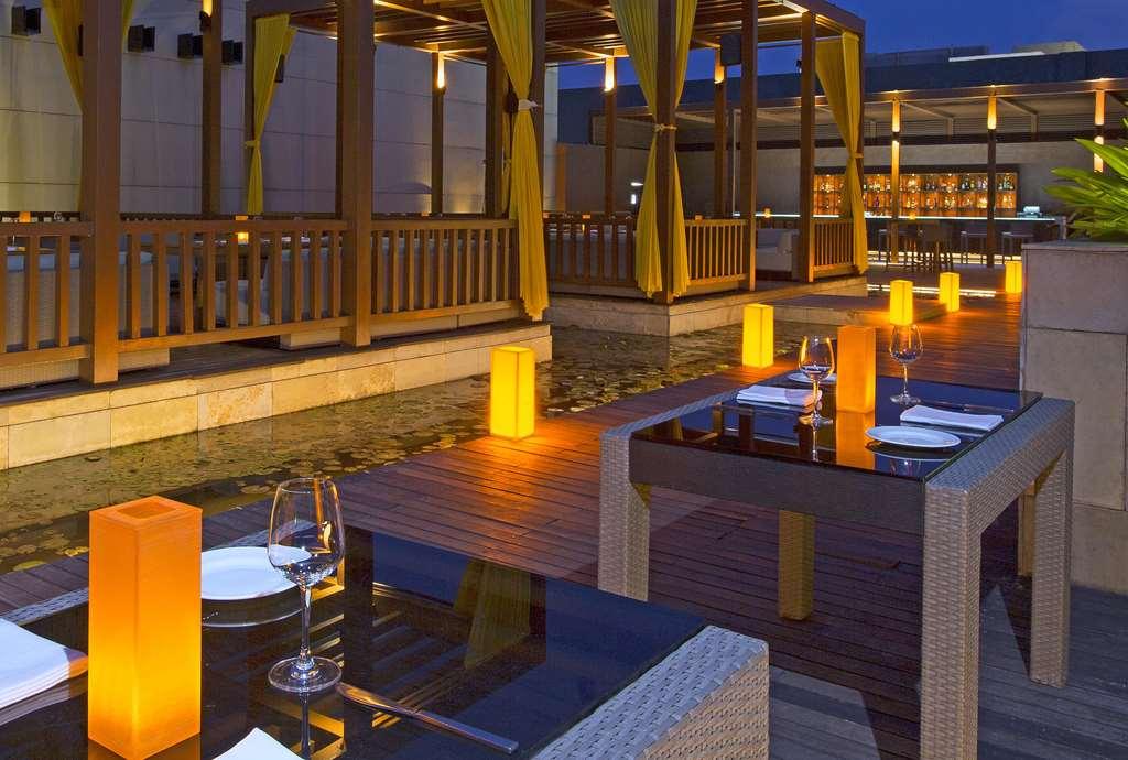 Taj City Centre New Town, Calcutta Restaurant foto The Deck